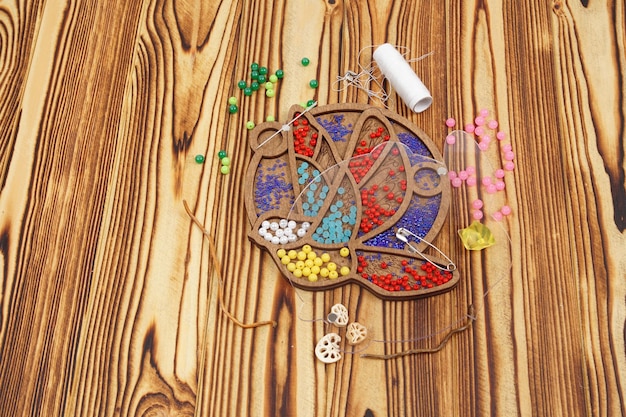 zestaw nici i igieł do haftu